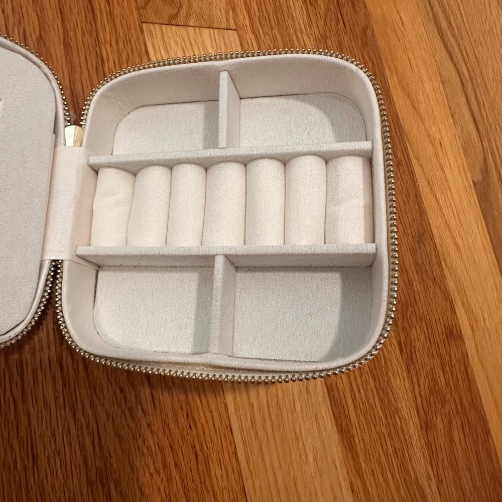 Cream Jewelry Organizer with Stackable Design